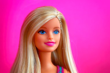 Tambov, Rusya Federasyonu - 27 Kasım 2018 pembe bir arka plan karşı sarışın Barbie Bebek portresi. Stüdyo vurdu.