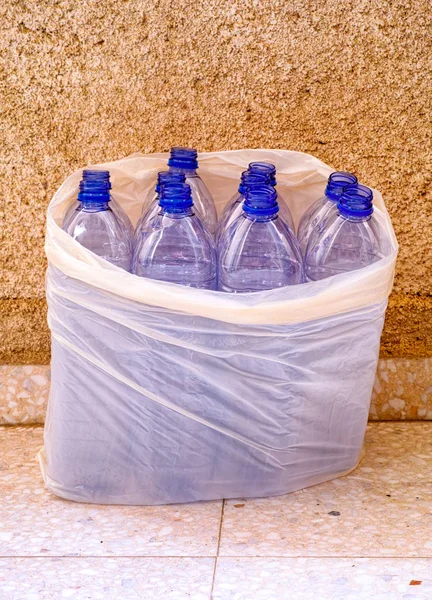 Пустые Пластиковые Бутылки Пластиковом Пакете Возле Каменной Стены — стоковое фото