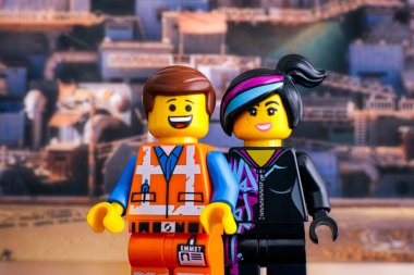 Lego zor şapka Emmet ve Lucy minifigures Apocalypseburg karşı 