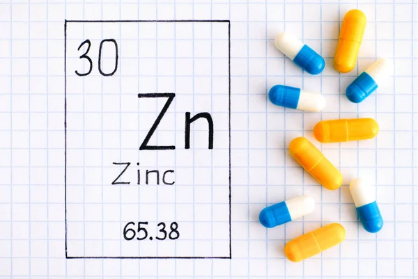 Élément chimique d'écriture Zinc Zn avec pilules . — Photo