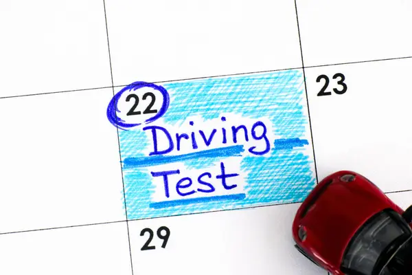Muistutus Ajo Test kalenterissa punainen lelu auto . — kuvapankkivalokuva