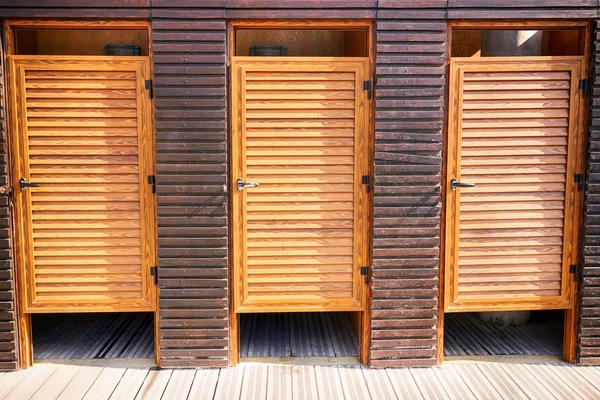 Tres puertas de madera a los vestuarios — Foto de Stock