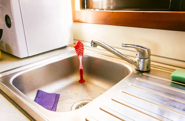 ห้องครัวในประเทศพร้อมอ่างล้างจาน — ภาพถ่ายสต็อก