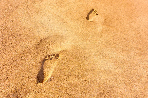 Impronte di piedi nudi per bambini sulla sabbia — Foto Stock