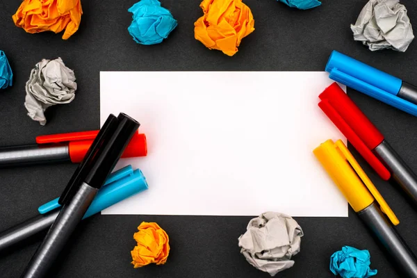 Papel blanco en blanco con plumas de color y papel arrugado . — Foto de Stock