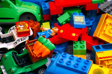 Yığın Lego Duplo blokları, arabalar ve oyuncaklar.