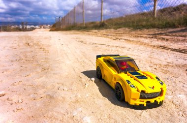 Lego Chevrolet Corvette Z06 kumlu yolda.