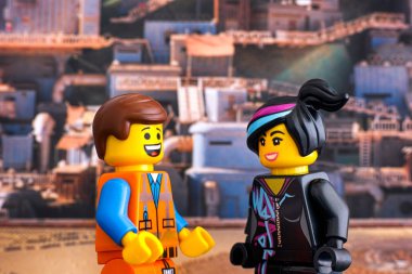 Lego zor şapka Emmet ve Lucy minifigures birbirine bakarak bir