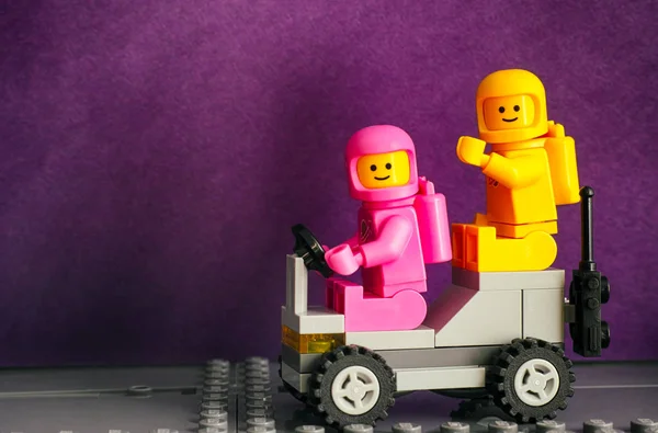 Two Lego astronaut minifigures -  Lenny and Kenny, on Lunar bugg — Stock Photo, Image