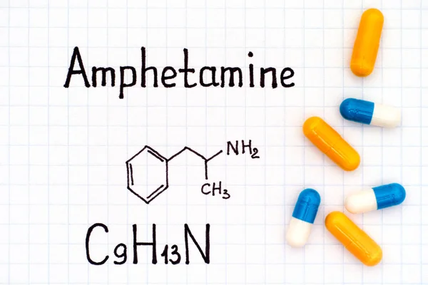 Kemiska formeln för amfetamin med några piller. — Stockfoto
