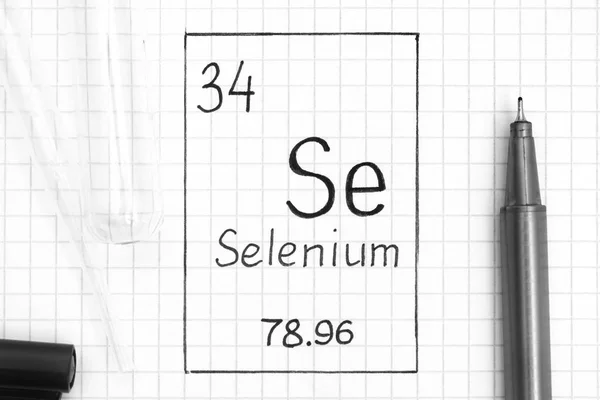 Химический элемент почерка Selenium Se с черной ручкой, тест tu — стоковое фото