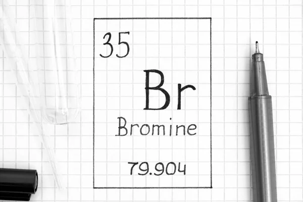 Élément chimique d'écriture Bromine Br avec stylo noir, baignoire d'essai — Photo