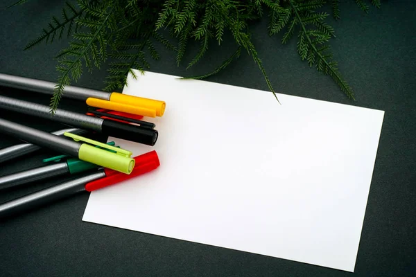 Papier blanc blanc blanc avec stylos couleur . — Photo
