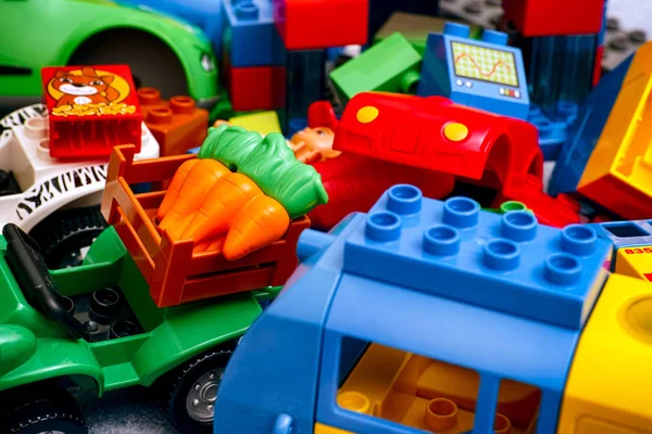 LEGO DUPLO blokları, araba ve tren yığını. 