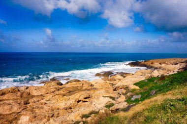 Bulutlu gökyüzü ile güzel deniz kıyısı. 