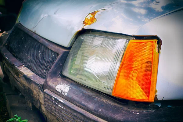 Zbliżenie reflektory starego zardzewiałych samochodów. — Zdjęcie stockowe