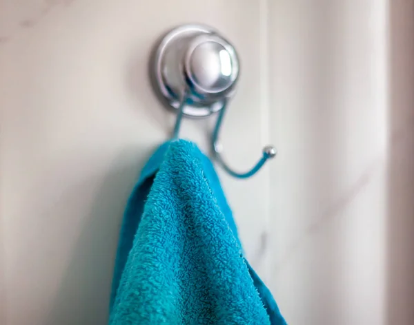 Banyoda askıda asılı mavi havlu. Fiel sığ derinliği — Stok fotoğraf