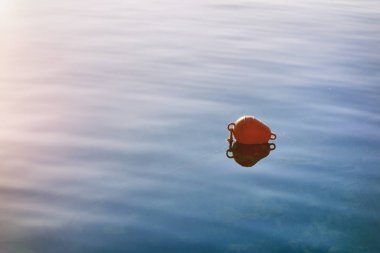 Deniz yüzeyinde kırmızı şamandıra.