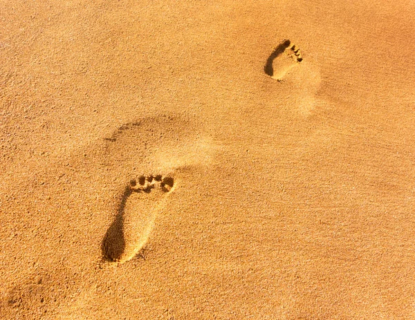 Impronte di piedi nudi per bambini sulla sabbia del mare . — Foto Stock
