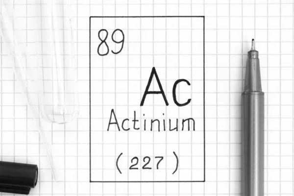 Élément chimique d'écriture Actinium Ac avec stylo noir, test tu — Photo