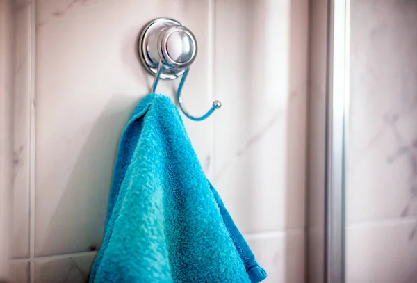 Крупный план Голубое полотенце висит на вешалке в ванной комнате . — стоковое фото