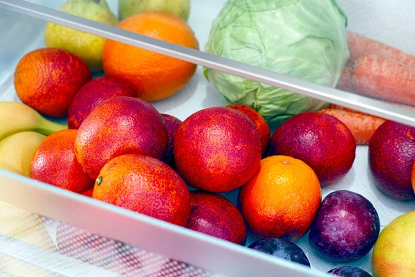 冷蔵庫の引き出しの果物や野菜. — ストック写真