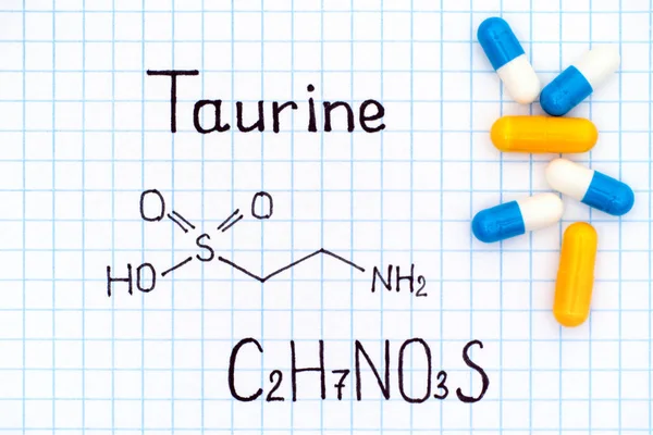 Kemisk formel av taurin med några piller. — Stockfoto