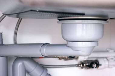 Mutfak Lavabo altında su bindirme ve su drenaj closeup 