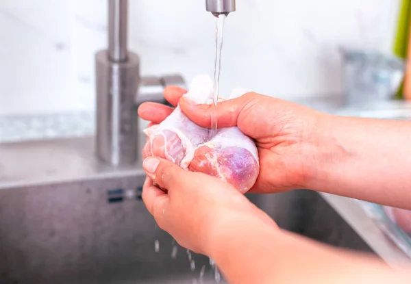 Woman hands washing chicken legs — Stock Photo, Image