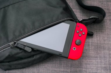 Siyah çanta Nintendo Switch video oyun konsolu.