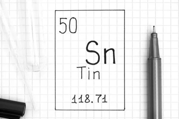 Ο περιοδικός πίνακας στοιχείων. Χειρόγραφο χημικό στοιχείο Tin — Φωτογραφία Αρχείου