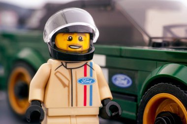 Lego 1968 Ford Mustang Fastback sürücü minifigure Lego Speed tarafından 