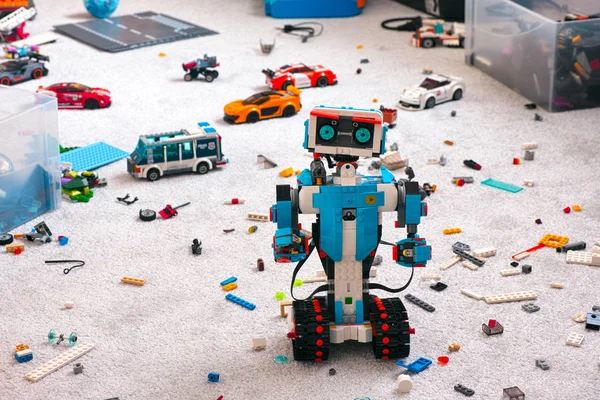 Robot Lego BOOST de pie en el piso de la habitación con otros juguetes Lego, br — Foto de Stock