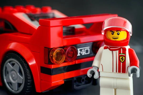 LEGO Ferrari F40 na minifiguru řidiče od LEGO Speed ch — Stock fotografie