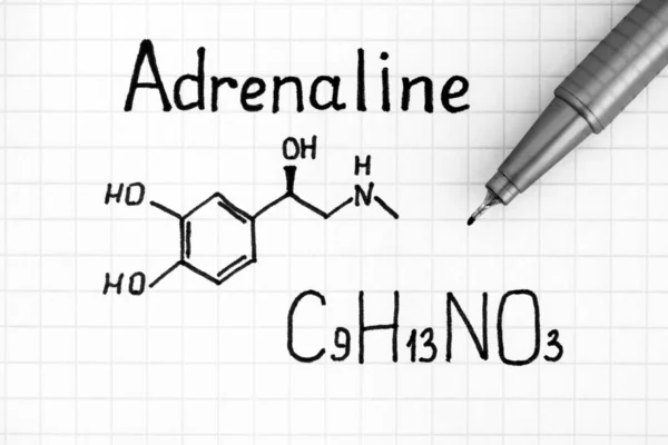 Kemisk formel av adrenalin med penna. — Stockfoto