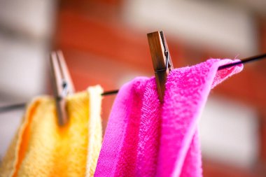 Elbiseler üzerinde asılı olan iki havlu