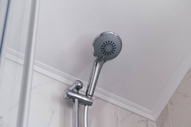 banyoda duş başlığı. 