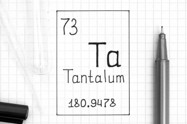 Le tableau périodique des éléments. Éléments chimiques d'écriture Tan — Photo