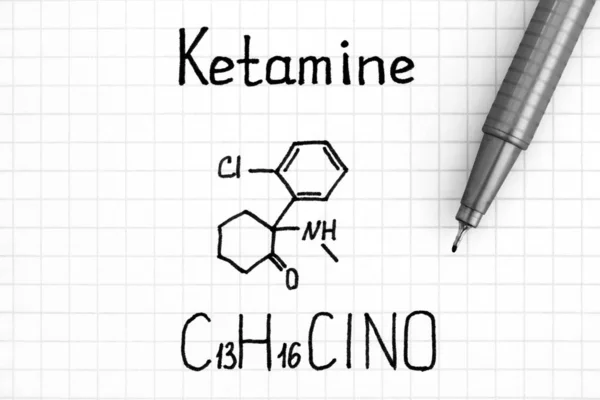 Handstil kemisk formel av ketamin med penna. — Stockfoto