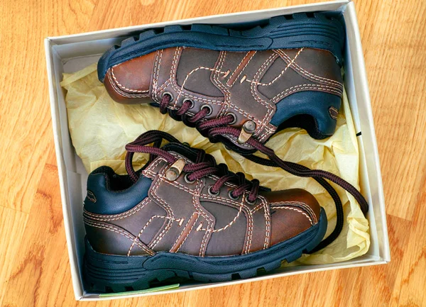 Туфли в коробке на паркетном полу . — стоковое фото