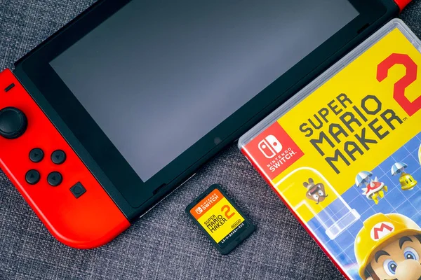 Super Mario Maker 2 Videospielpatrone mit Box und Nintendo s — Stockfoto