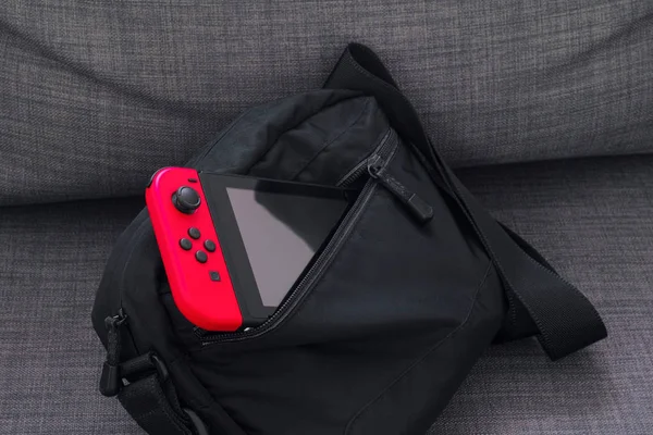 Videoconsola Nintendo Switch en bolsa negra en interiores . —  Fotos de Stock