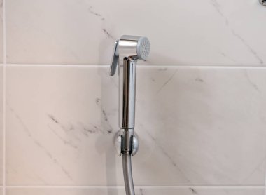 Duvarda bidet duşu var..
