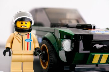 Lego 1968 Ford Mustang Fastback sürücü minifigure Lego Speed tarafından 