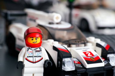 Lego Speed Champion tarafından Lego Porsche 919 Hibrid sürücü minifigure