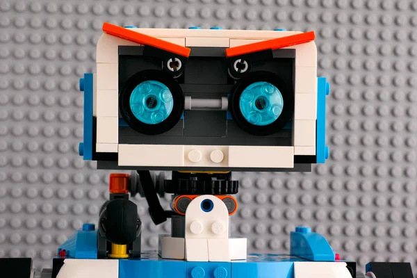 Porträt eines Lego Boost Roboters vor grauem Hintergrund. — Stockfoto