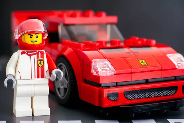 レゴ・フェラーリ F40 コンペティツィオーネ ドライバー ミニフィギュア バイ レゴ スピード Ch — ストック写真