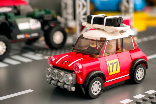 LEGO 1967 Mini Cooper S Rally samochód przez LEGO Speed Champions na Roa — Zdjęcie stockowe