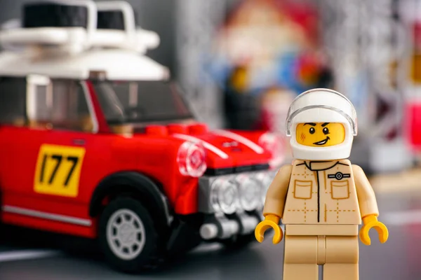 Lego mini cooper s rallye fahrer minifigur von lego speed champio — Stockfoto