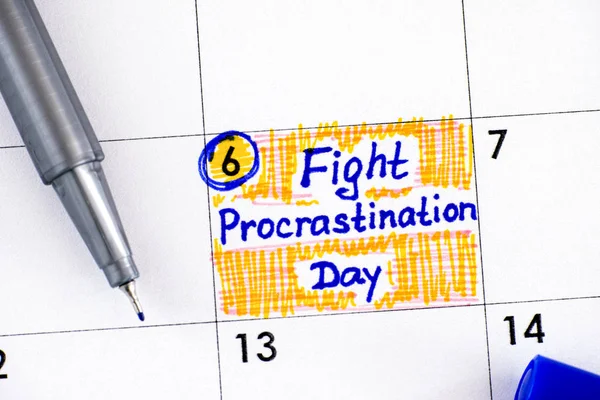 Dia de Procrastinação de Luta de Lembrete no calendário com caneta azul . — Fotografia de Stock